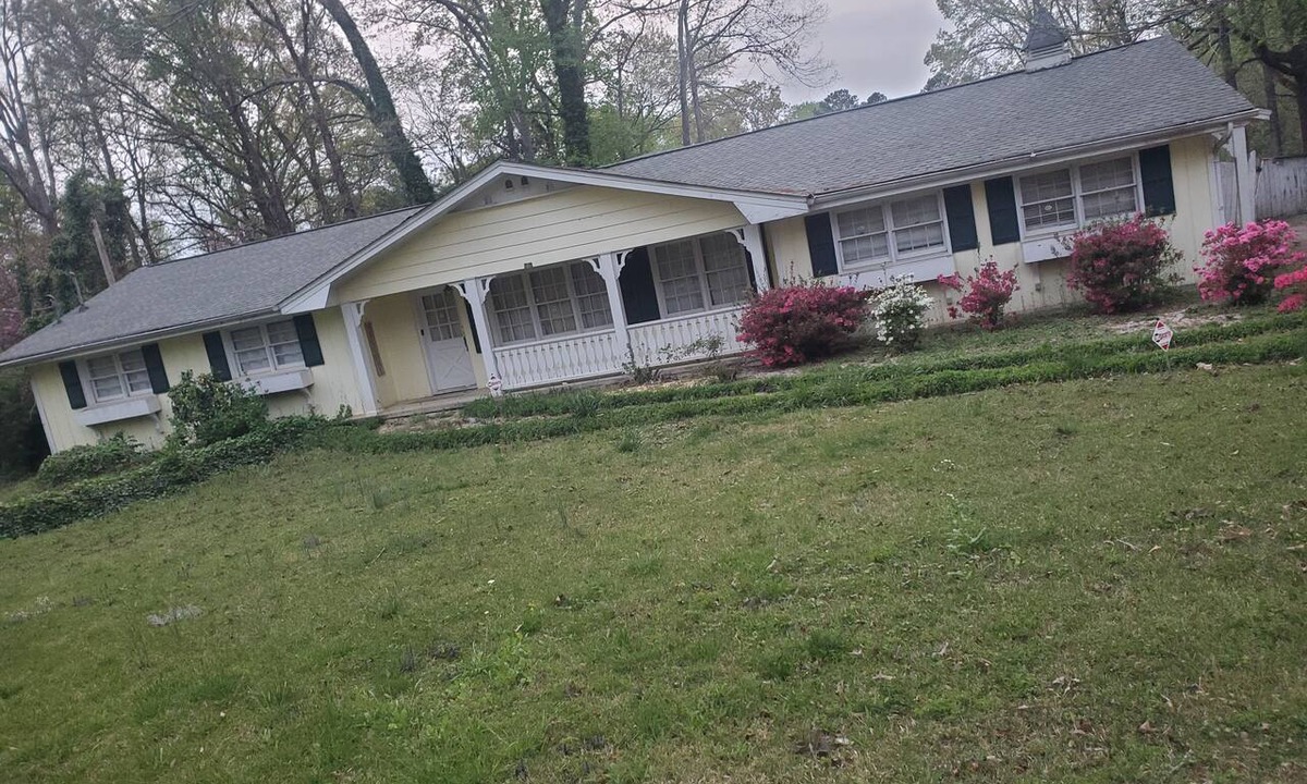 Stone Mountain House | Specious and Cozy Ranch home with moonlight windows near Stone Mountain Park