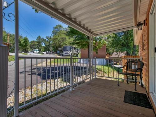 Pigeon Forge Ski Chalet | Studio Model Home with Parking