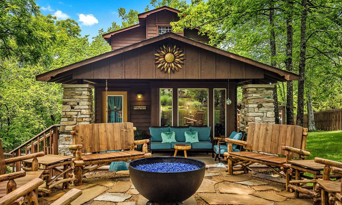 Eureka Springs Historic District Cabin | Stunning 2 Bedroom Cabin In The Woods, Covered Porch, Jacuzzi, Kitchen & Hot Tub