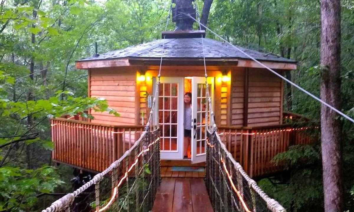 Hico Cabin | Stunning Tree House Rental in the Forest near Beckley, West Virginia