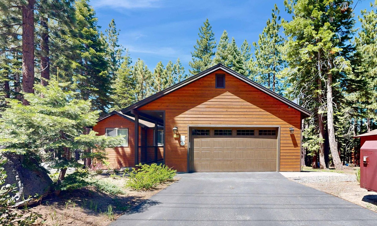 Country Club Estates House | Stylish All-Season Oasis, Fireplace - Easy Access to Skiing, Hiking, Biking