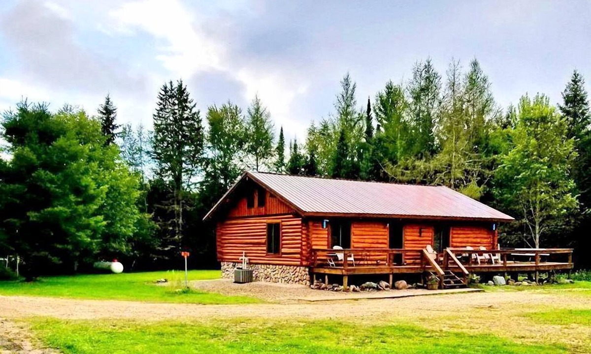 Shingleton Cabin | Superb Log Cabin Rental for Groups near Munising and Pictured Rocks National Lakeshore, Michigan