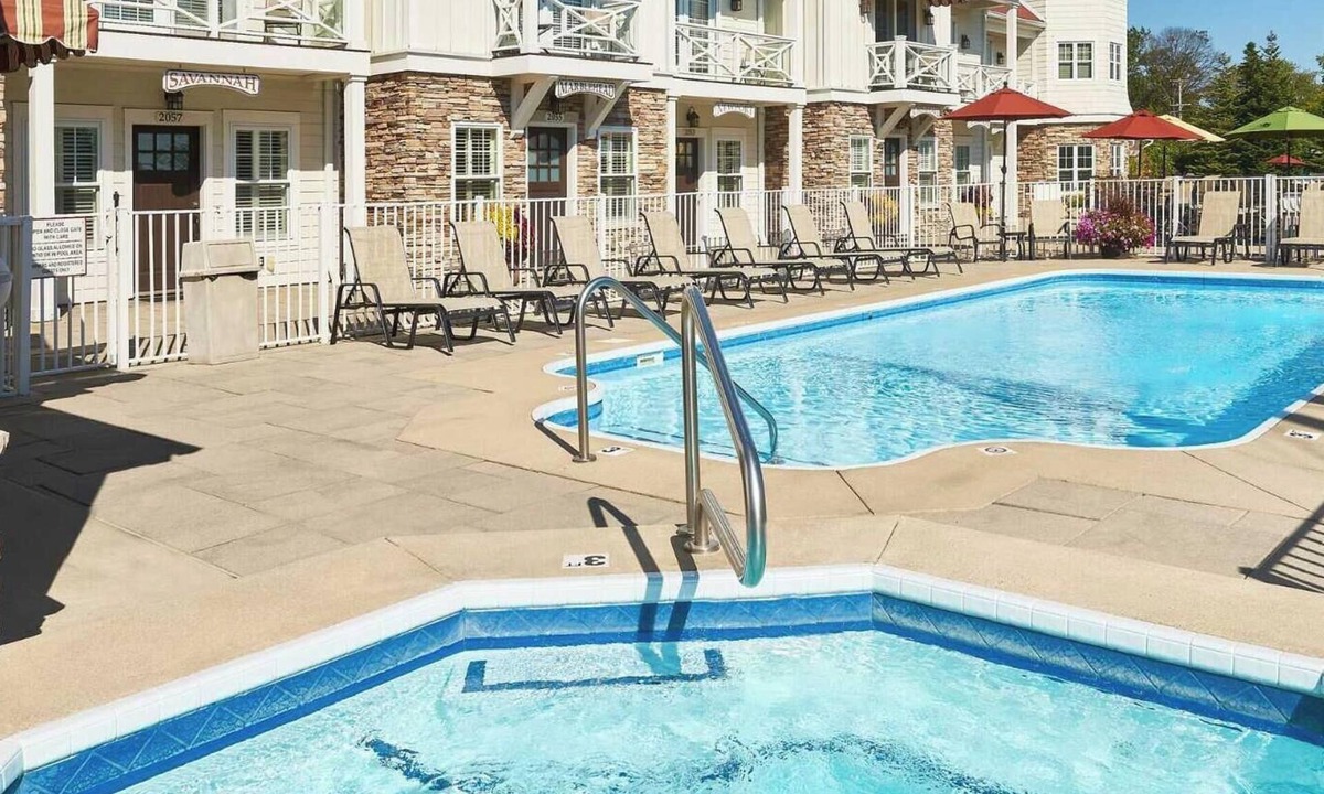 Holland Ski Chalet | The Marblehead: 3BR Boutique Suite Sleeps 10 | Pool, Hot Tub, Free Golf, Near Lake Michigan