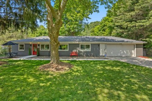Saugatuck House | The Pines – Modern, Pet-Friendly Retreat Steps from Wedding Venue | Hot Tub & Bike Trail Access