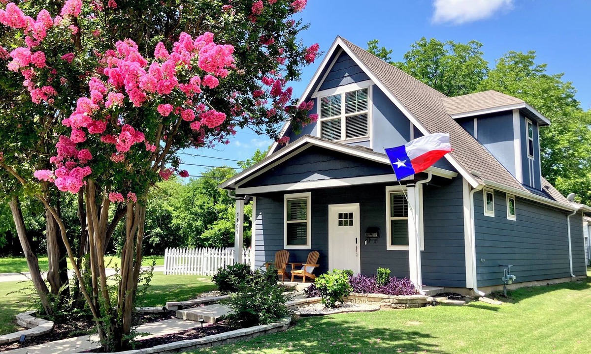 McKinney House | The Texas Bluebonnet in the Historic Downtown McKinney Square Area!