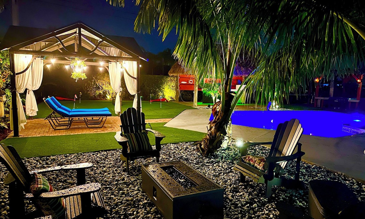 Lake Worth House | Ultimate Group Retreat 7BD 6BA Sleep 16 Park 7 Cars, Htd Pool, Game Room, Tiki