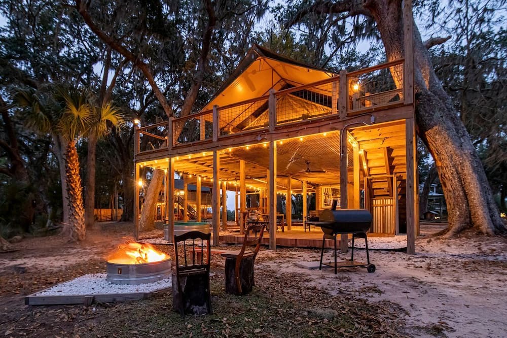 Crescent Cabin | Unique Marshfront Treehouse Stay with Heated Soaking Tub & Adventure-Inspired Escape in Townsend, Georgia