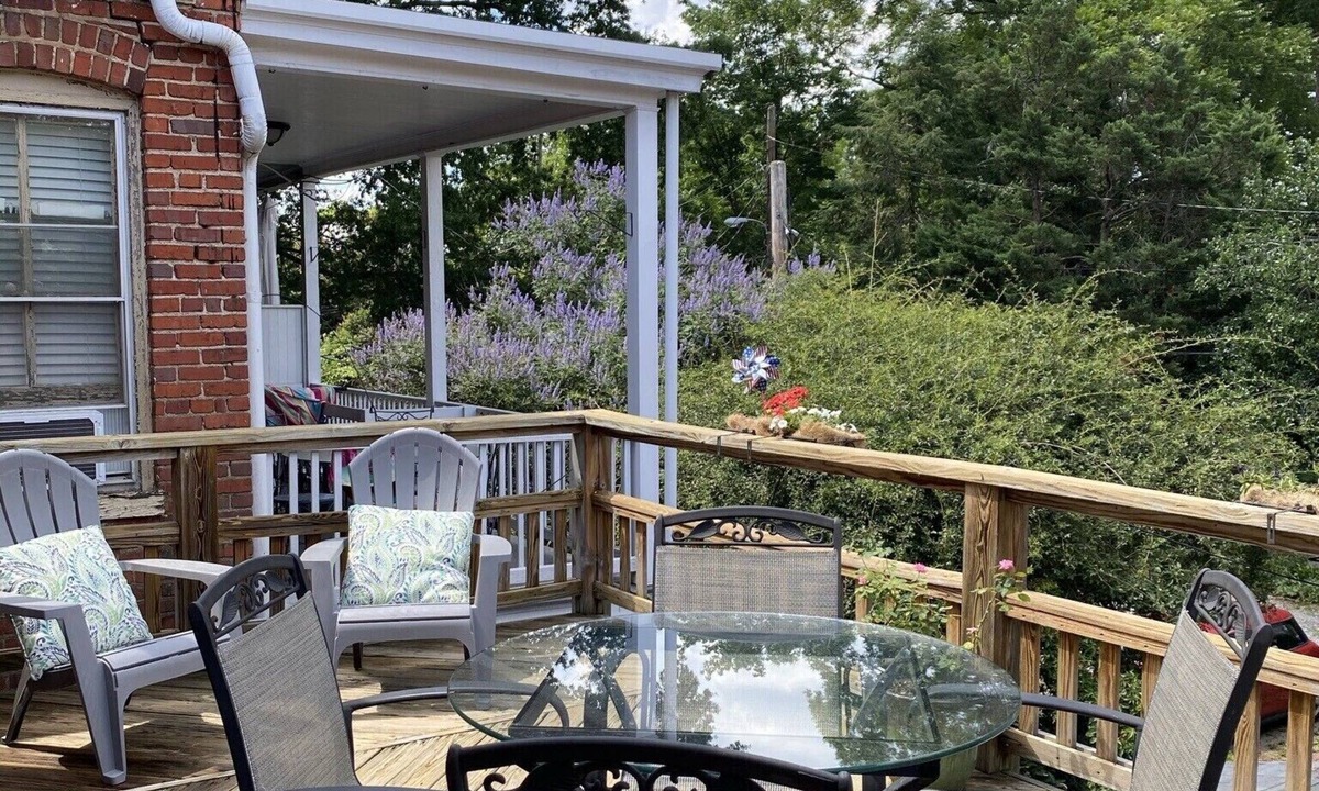 Museum District House | VMFA Carytown Keyless Coffee & Treats Queen Bedrooms Generous Deck