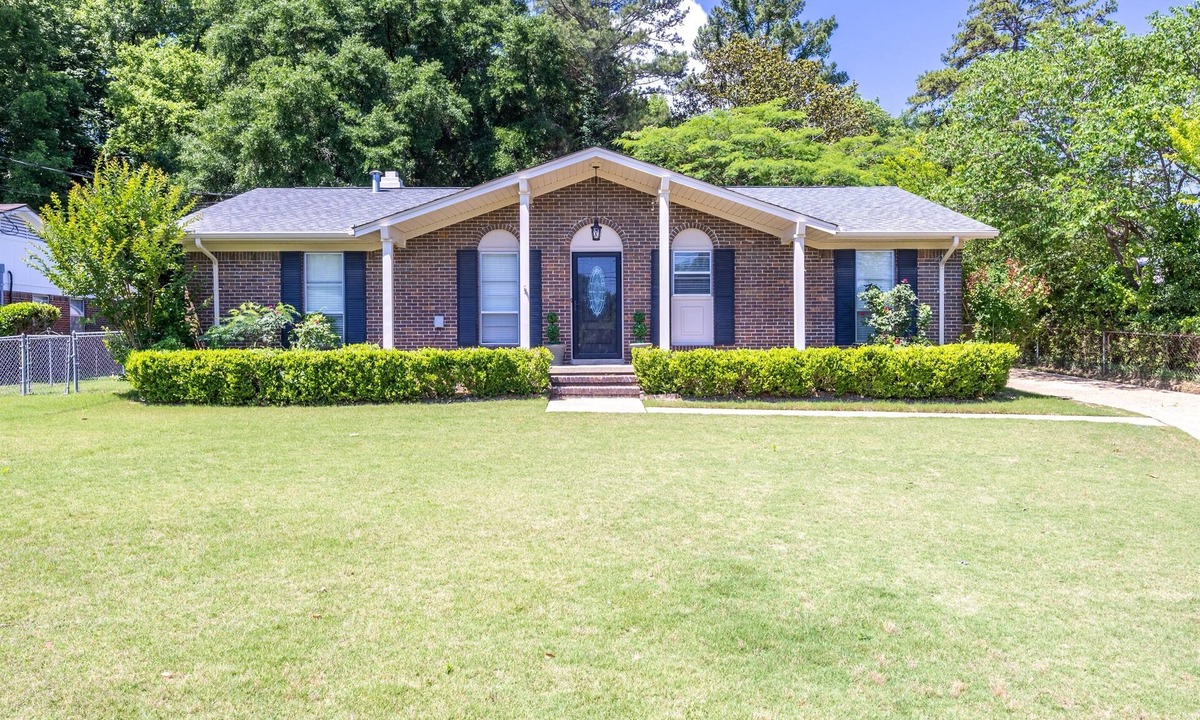 Prattville House | Walk to Downtown Prattville.Close to RTJ. 3BR/2BA.