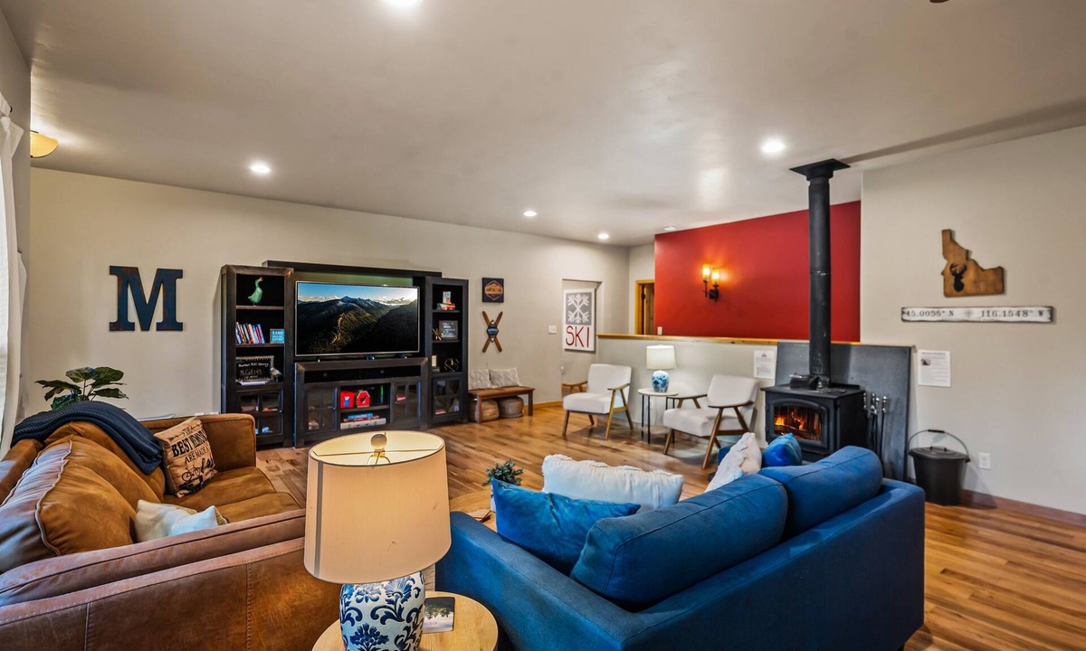 McCall House | Walkable Downtown McCall Cabin | Sleeps 10+ | Game Room | EV