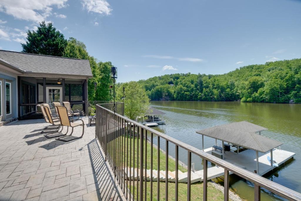 Goodview House | Waterfront Smith Mountain Lake Home w/Boat Dock!