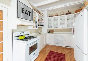 Charming Lofted Cottage w/King Bed and Easy Parking by Lucky Savannah