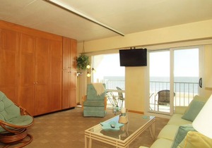 OCEAN FRONT CONDO. ENJOY YOUR MORNING COFFEE SITTING ON YOUR PRIVATE BALCONY WATCHING THE SUNRISE.