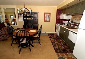 Seven Springs 1 Bedroom Premium Condo, Ski In/Ski Out by RedAwning