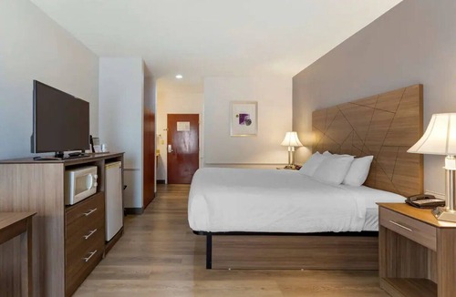 South Hill Hotel | 1 King Bed near Train Museum (1.6 mi) | Free Self-Parking & Breakfast Buffet