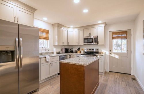 Summerlee House | 10 mins to NRG: Fire pit + Hot Tub + Sauna + BBQ Grill - 4 Bedroom + 2 Bathroom