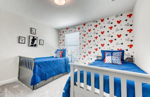 Davenport House | 1596 MC - Enchanted 6BR Villa: Pool Magic for 14