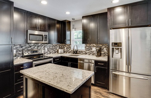 South Arlington House | 2 Mi to Stadiums & UT Arlington! Stylish Home