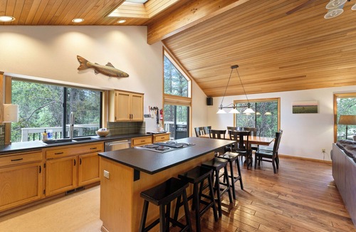 Sunriver House | 2 Quail- Elegant & Modern, 3 Min. Walk to SHARC & Passes, Hot Tub, Fireplace, Bikes