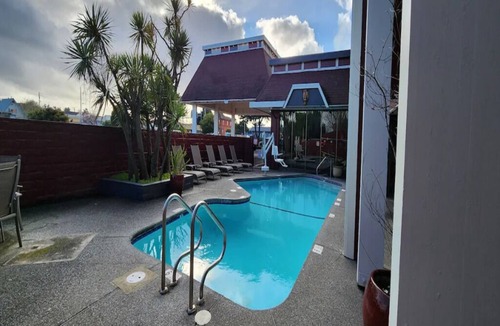 Downtown Hotel | 2 Units | 2 Spacious Private Rooms w/Relaxing Surroundings Near Downtown Eureka