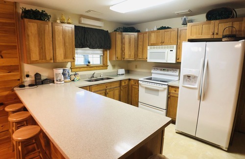 Pigeon Forge Condo | 2BR, close to Dollywood, hot tub!