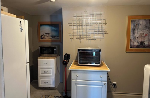 Greenwich Apartment | 2BR/Private Entrance+Driveway, W/D, Near Saratoga/Freshly Renovated & Bespoke