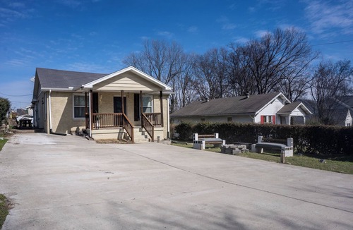 Radnor House | 3-bedroom house in serene Nashville with cool outdoor seating and cover porch