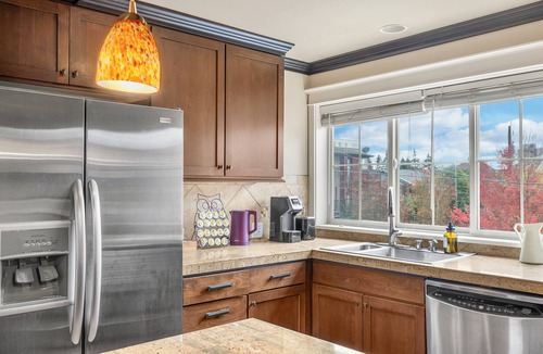 Squire Park House | 4 Beds Elegant Capitol Hill Townhome Walk to Seattle University