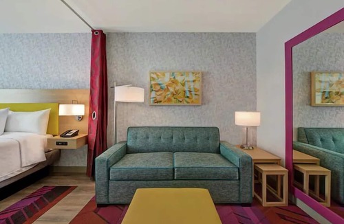 West Palm Beach Hotel | 4 Bright King Studios w/Breakfast & BBQ, 1.8mi Armory Art Center WPB Area