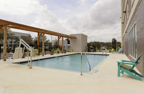 West Palm Beach Hotel | 4 Bright King Studios w/Breakfast & BBQ, 1.8mi Armory Art Center WPB Area