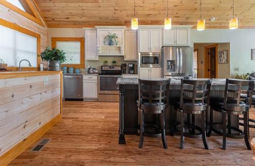 Makanda House | 4BR Log Cabin Fireplace, Bar & Game Room