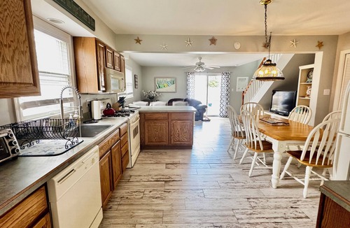 North Cape May House | 5 blocks to beach Sleeps 14, 3 Bath, Pool, Outdoor Shower 90/45 min to Philly/AC