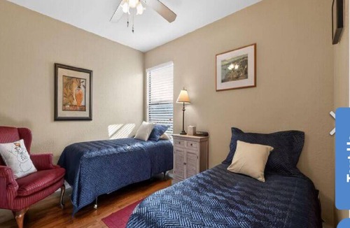 Grapevine House | 5 star Super Host, 3-bedroom, one story, Hottub Grapevine, Lake Access