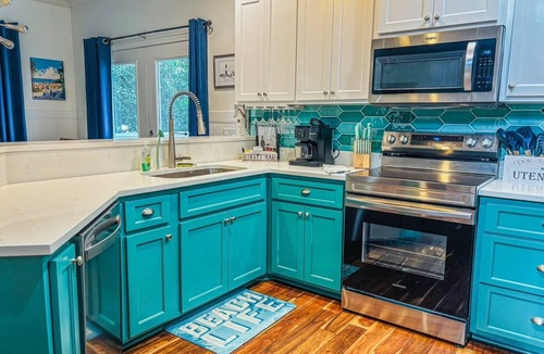 Savannah Beach House | 5 Star Tybee Gem - 4 bedrooms for two families -Sleeps 10 + Parking for 4 cars