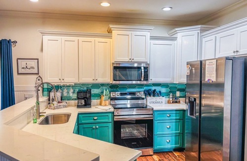 Savannah Beach House | 5 Star Tybee Gem - 4 bedrooms for two families -Sleeps 10 + Parking for 4 cars