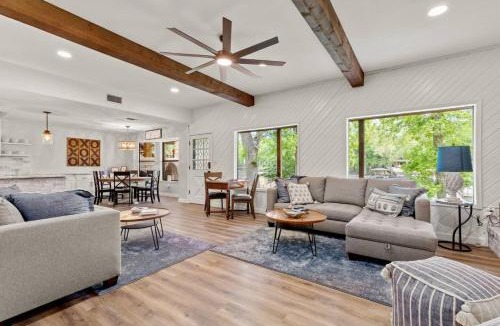 McQueeney House | 5BR 3.5BA Waterfront Boat, Dock and Kayaks, Lake McQueeney by Austin Vacay
