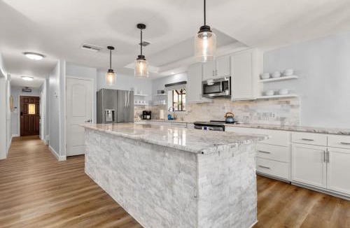 McQueeney House | 5BR 3.5BA Waterfront Boat, Dock and Kayaks, Lake McQueeney by Austin Vacay
