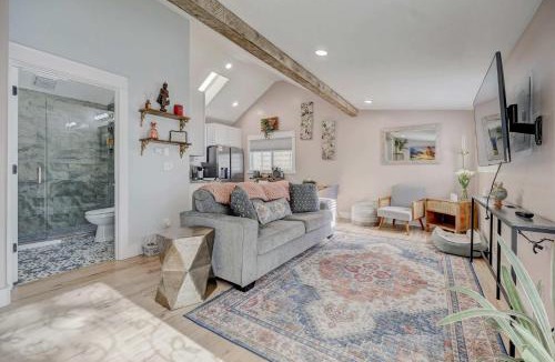 Colorado Springs House | 6BR Stylish Home Hot Tub Games Near Old Colo