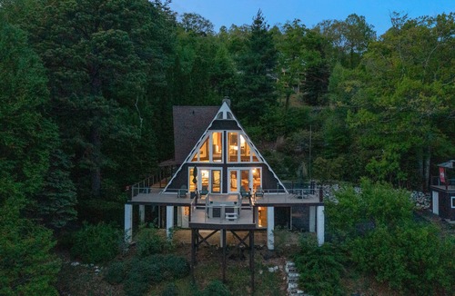Marion Ski Chalet | A-frame amazing mtn views, hot tub, game room, BRParkway Burnsvillle & hiking