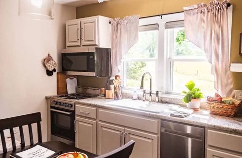 Abingdon Cottage | A perfect romantic getaway!