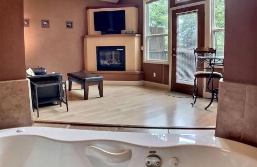 Eureka Springs Apartment | Abbey Chateau Treehouse #10/Oak Crest cottages and treehouses