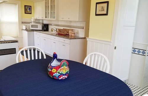 Downtown Cottage | Airy & Bright 2 Story, 3 Bdrm Cottage Short Walk to Old Town.