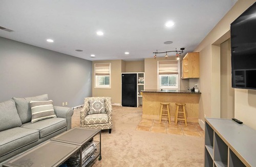 Douglas House | Alex`s Pool House Private Pool & Hot Tub Centrally Located in the Saugatuck Douglas Area