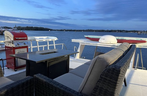 Springs at Kings Bay Boat Rental | Anglers Inn Floating Suite Luxury houseboat— Scallop Kayak Three Sisters Springs