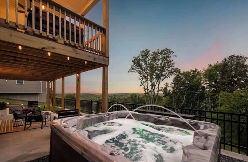 Front Royal Cottage | Apple Mountain House | Hot Tub | Game Room