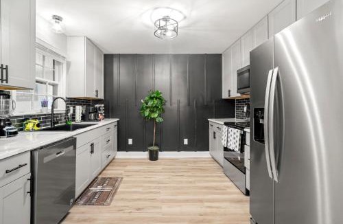 East Point Villa | Atlanta Elegant 6BR Home Perfect for Groups & Families sleeps 18