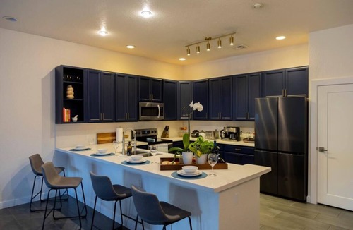Dania Beach House | BaeCation Dania! Near Fort Lauderdale Airport, beach & casino! pool & jacuzzi!