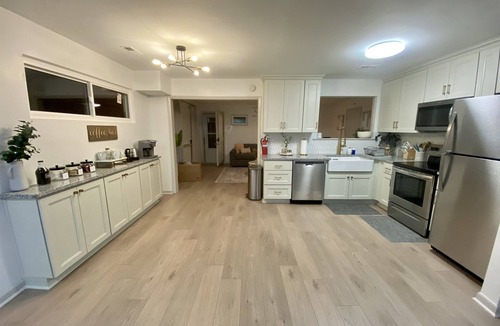 Bayview House | Beach Bungalow King Bed 1 Floor Living