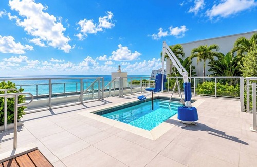 Hollywood Apartment | Beachfront Bliss: Studio with Super Rooftop Pool