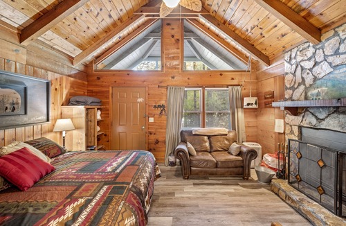 Sautee Nacoochee Cottage | Bear Paw Cottage #1 Pet friendly only 4 miles from Beautiful Downtown Helen!